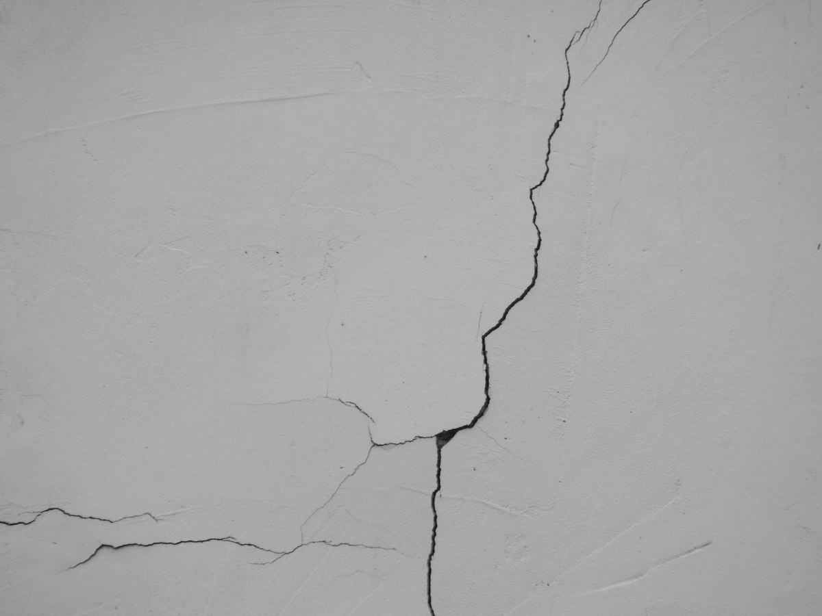 Grieta en una pared de una vivienda reformada en Segovia
