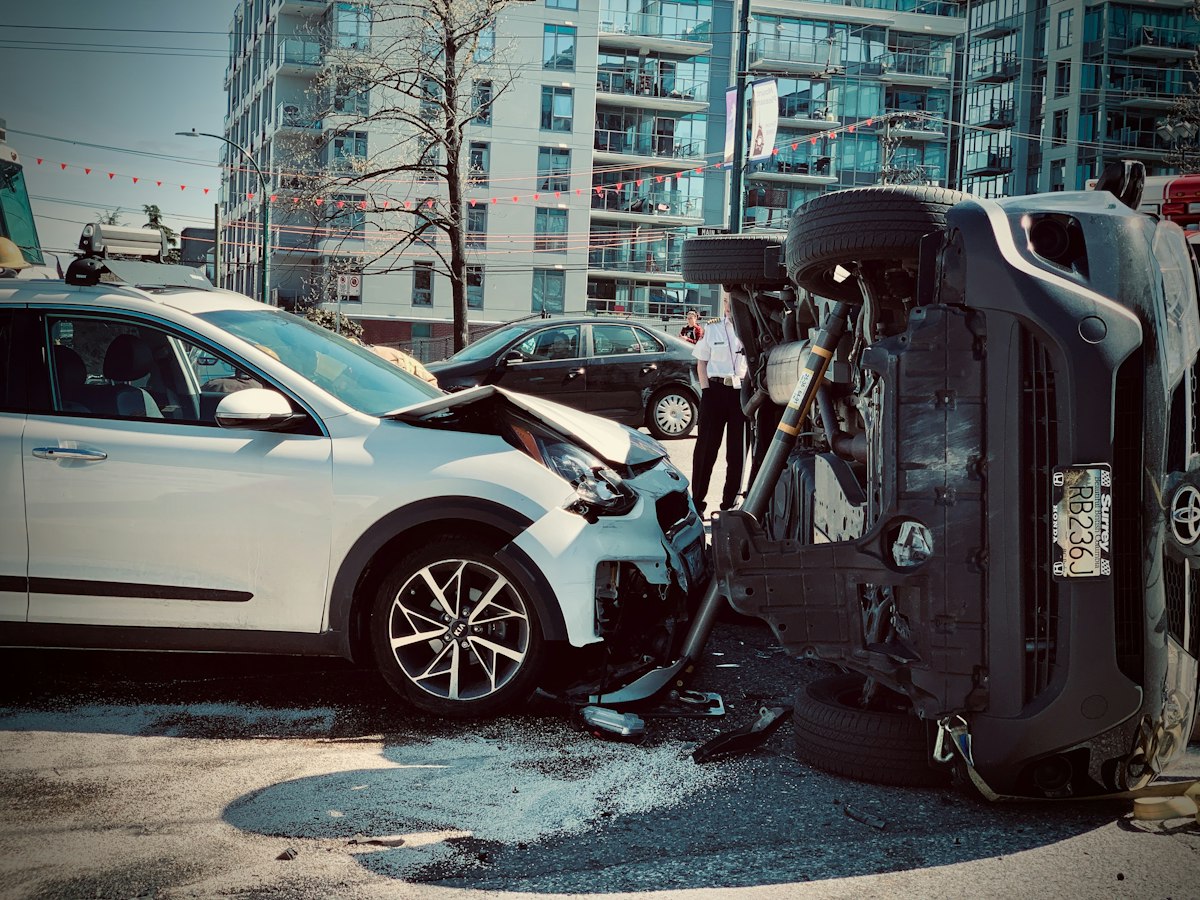Coche con daños tras un accidente de tráfico en Segovia