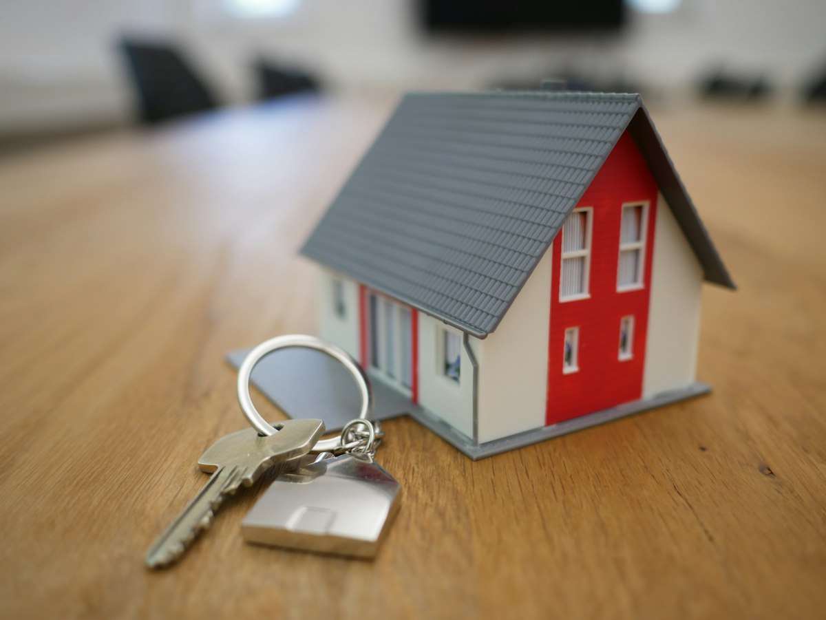 Schlüssel einer Wohnung auf Unterlagen